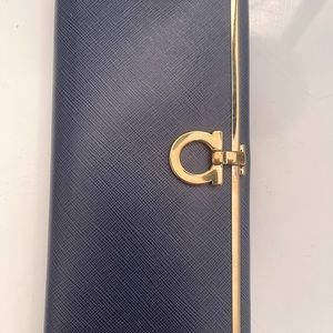 Auth Salvatore Ferragamo Gancini bi-fold Long Wallet
